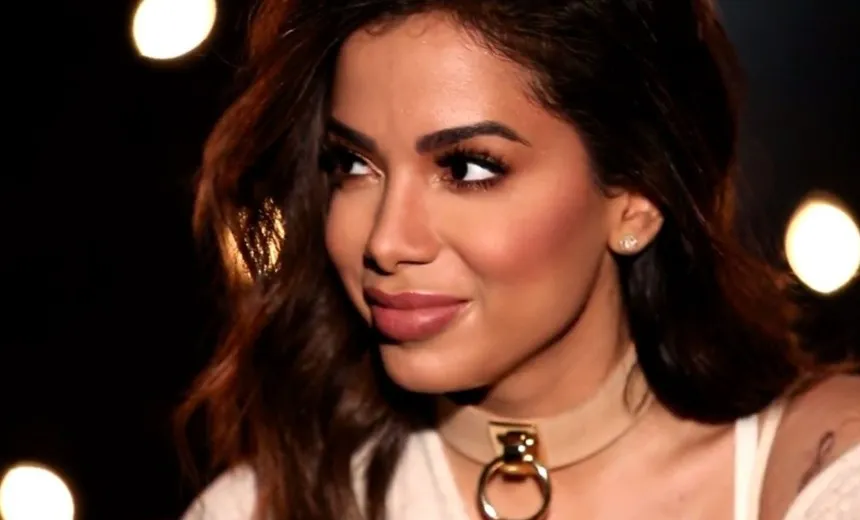 ‘AFTER PARTY’: Anitta se joga no hambúrger, nuggets e batata frita após show