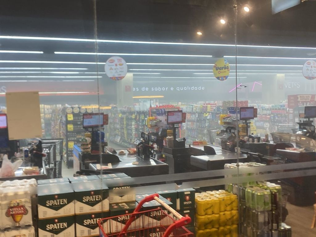 Devido ao incêndio, até o supermercado que fica no prédio atrás do shopping foi atendido pela fuamaça. Foto: Reprodução/Redes Sociais