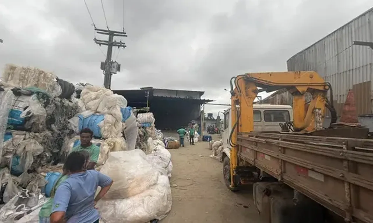 Imagens mostram destro&ccedil;os e objetos danificados ap&oacute;s desabamento em empresa de reciclagem no bairro de Piraj&aacute;