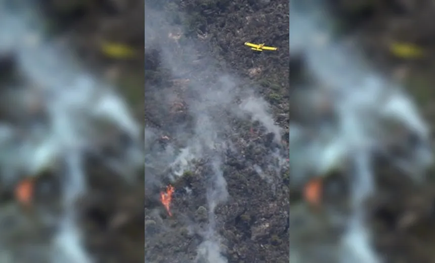 Bombeiros e voluntários lutam contra incêndio na Chapada Diamantina 