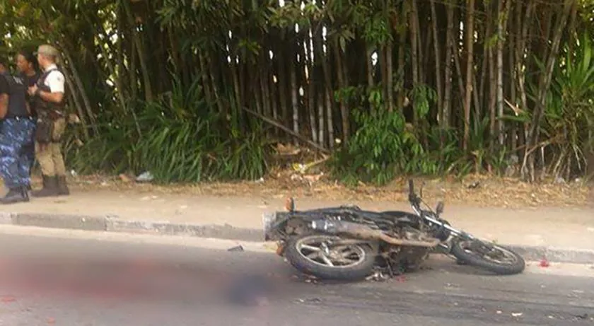 Mulher morre após colisão entre moto e carreta na Estrada do Coco
