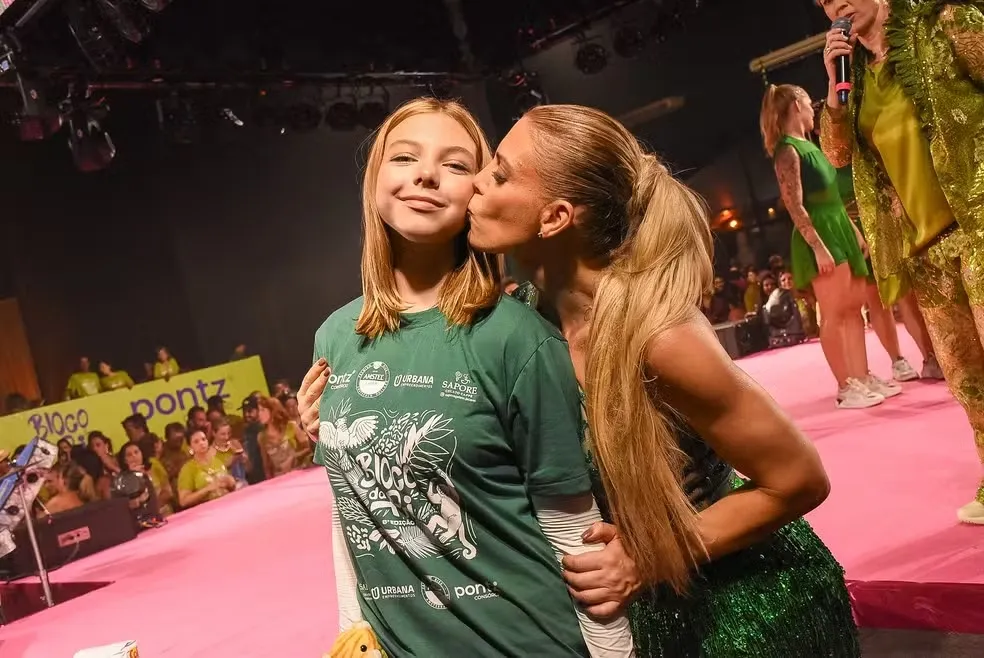 Sheila Mello aproveita festa com a filha e altura da criança surpreende; fotos