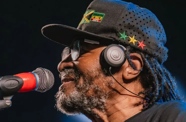Após lotar Concha Acústica, Edson Gomes é internado na UTI em Feira de Santana