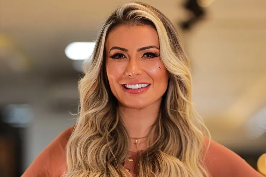 No sábado (1º), Andressa publicou uma parceria com outro cabeleireiro