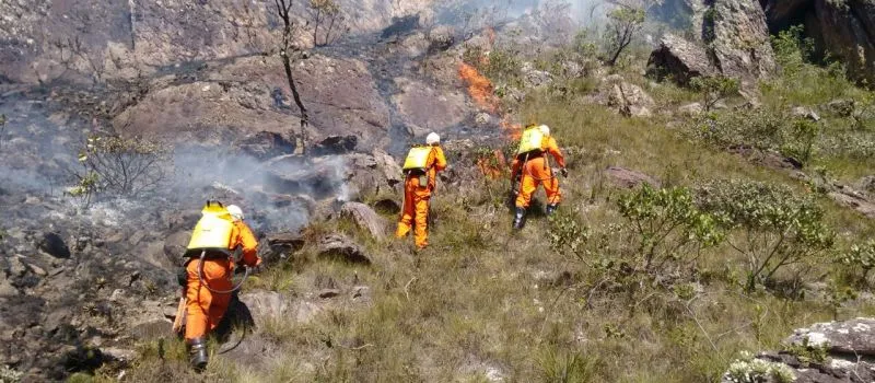 BAHIA SEM FOGO: Corpos de Bombeiros de três cidades são acionados para conter incêndio em Rio de Contas; Assista