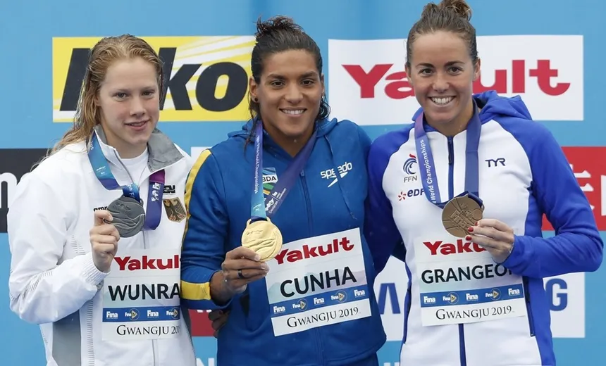 Debaixo de chuva, baiana Ana Marcela é tetracampeã mundial dos 25km
