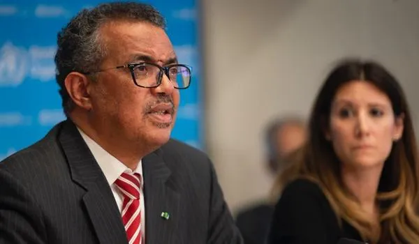 Diretor da OMS diz que covid-19 "não cansou" e faz apelo por vigilância elevada