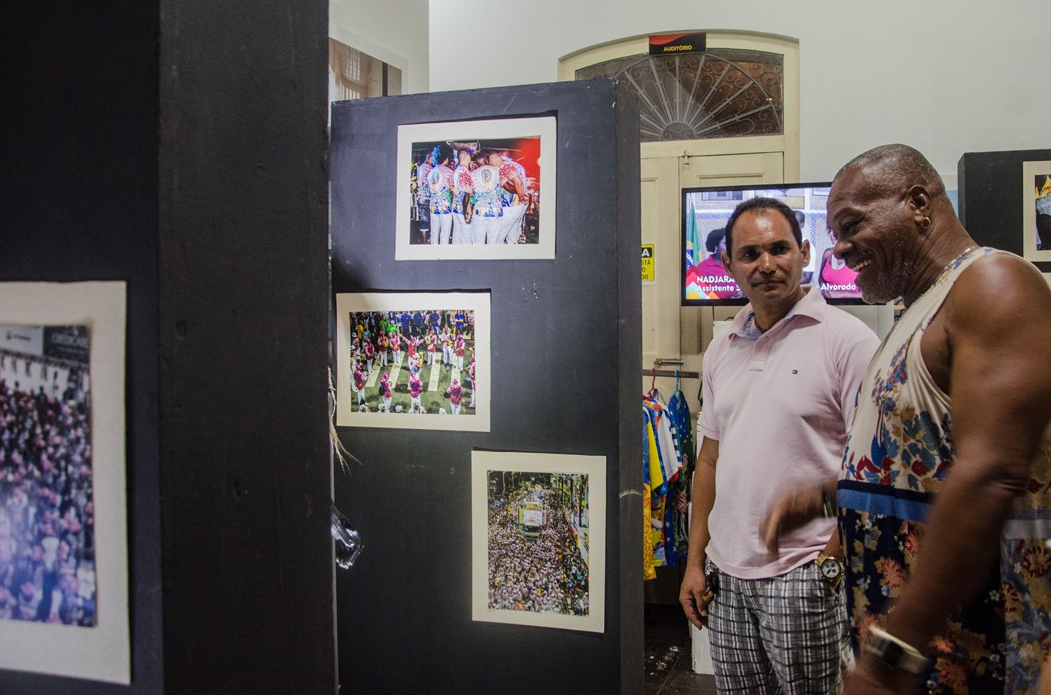 A exposição reúne fotografias, fantasias e vídeos que retratam a trajetória do grupo, pioneiro ao inaugurar a folia na sexta-feira de Carnaval. | Foto: Divulgação