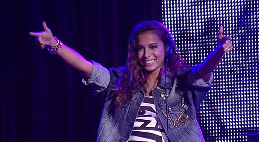Anitta deixa bumbum à mostra e dança coladinha com fã em show no Rio de Janeiro