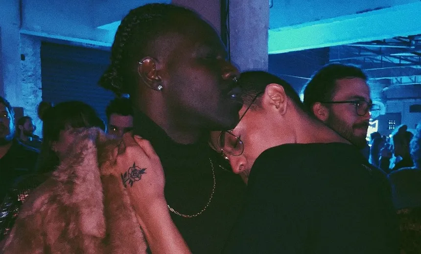 Pabllo Vittar posta foto ?agarradinha? com modelo e fãs suspeitam de namoro; veja