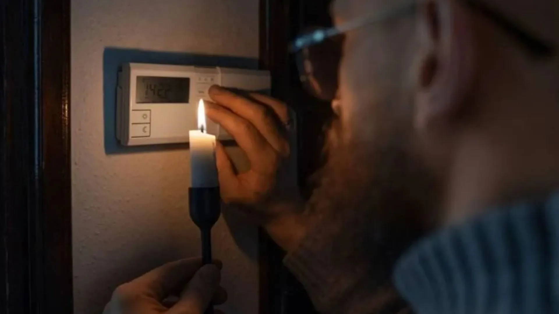 Equipe da Neoenergia Coelba realiza manutenção na rede elétrica durante desligamento programado em Salvador 