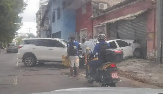 Motorista perde controle de carro e causa acidente envolvendo cinco veículos na Avenida Vasco da Gama