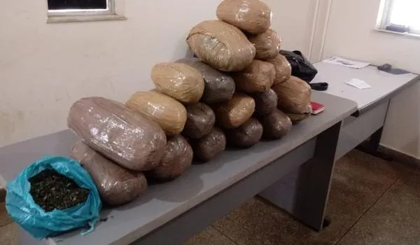 Dupla é presa com 18 kg de maconha escondidas dentro de mochilas em van de viagem para Irecê