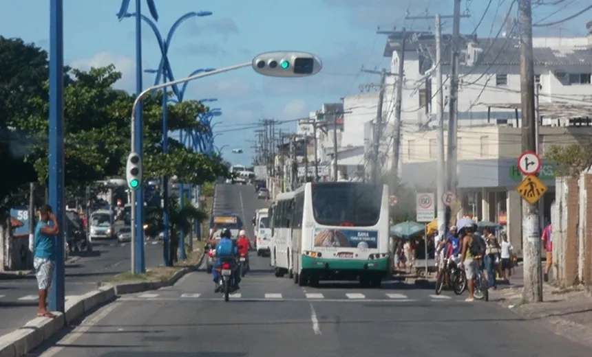 ARRASTÃO EM ITAPUÃ: Dupla troca tiros com a polícia após assaltar em ponto de ônibus