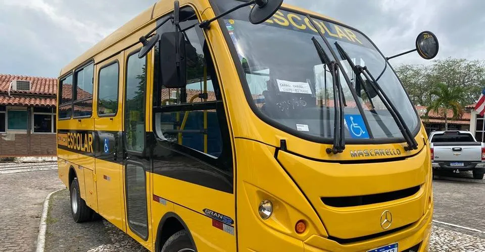 Criança de 5 anos morre após porta de ônibus escolar abrir em Ipirá