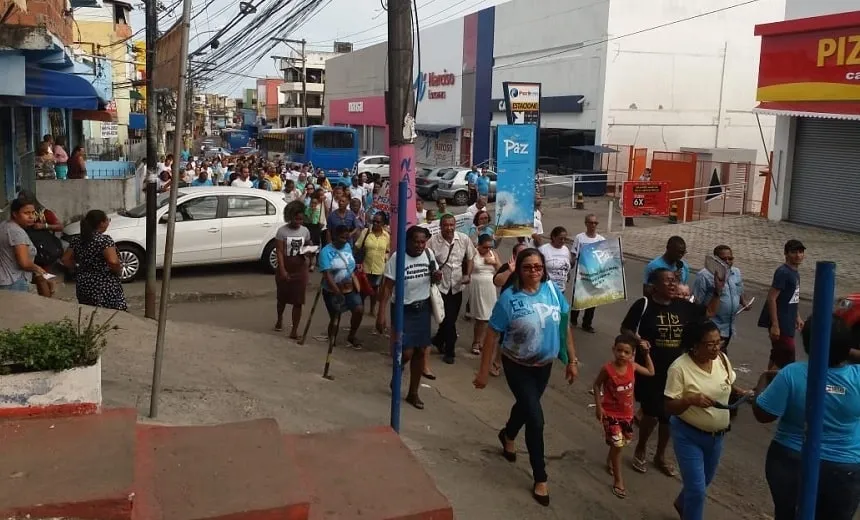 Moradores fazem caminhada em São Marcos em manifestação pela paz; veja vídeo
