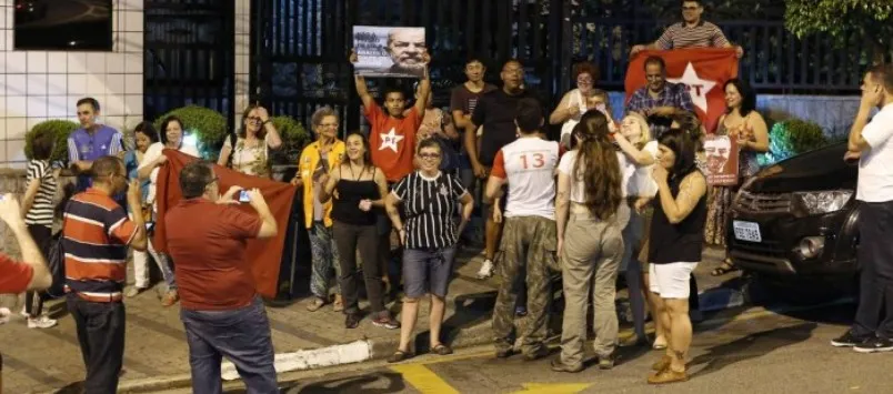 LAVA JATO: Contra prisão de Lula, militantes fazem vigília em frente ao apartamento de petista