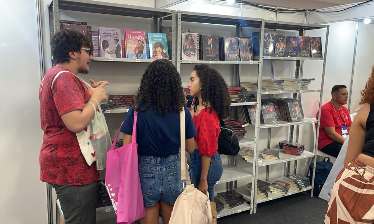 A Bienal funciona diariamente das 9h &agrave;s 21h, com grande fluxo de visitantes, principalmente pela manh&atilde; e nos fins de semana.&nbsp;Foto: Laraelen / Aratu On