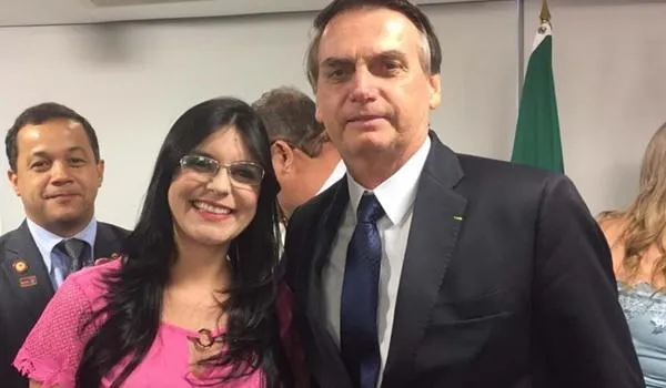 Carlos Bolsonaro discute com Dayane Pimentel em rede social para defender o pai; "ele se aproveitou de minha imagem"