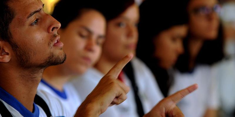 Estima-se que mais de 10 milhões de brasileiros tenham algum grau de deficiência auditiva, segundo o IBGE (2022)/Foto: Divulgação/Academia de Libras 