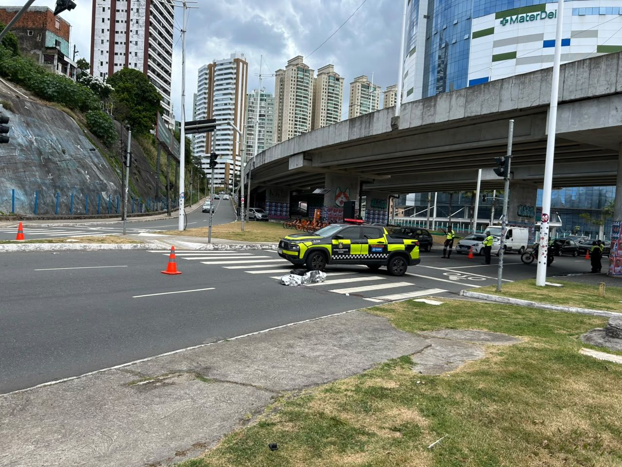 Mulher atropelada na Avenida Vasco da Gama, em Salvador. Foto: Rosana Bonfim | Aratu On