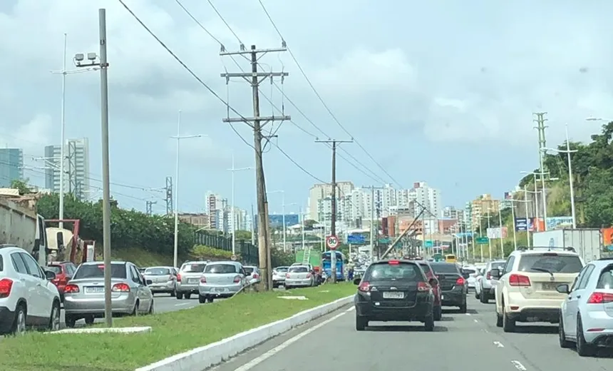 Motorista perde controle e se choca em poste na avenida Paralela 
