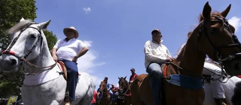 SEGURA PEÃO: Vaqueiros protestam em Brasília contra proibição da vaquejada