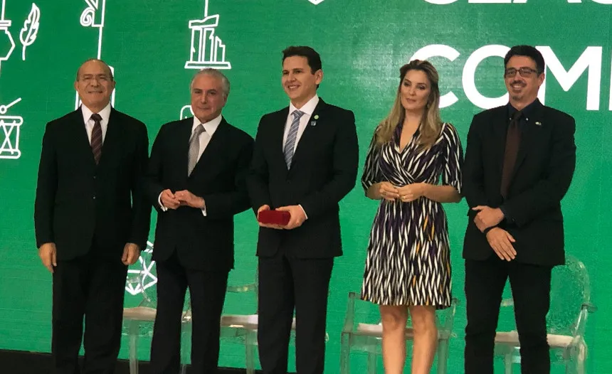 Temer entrega medalha a dono do Fera Palace por empreendimentos em Salvador