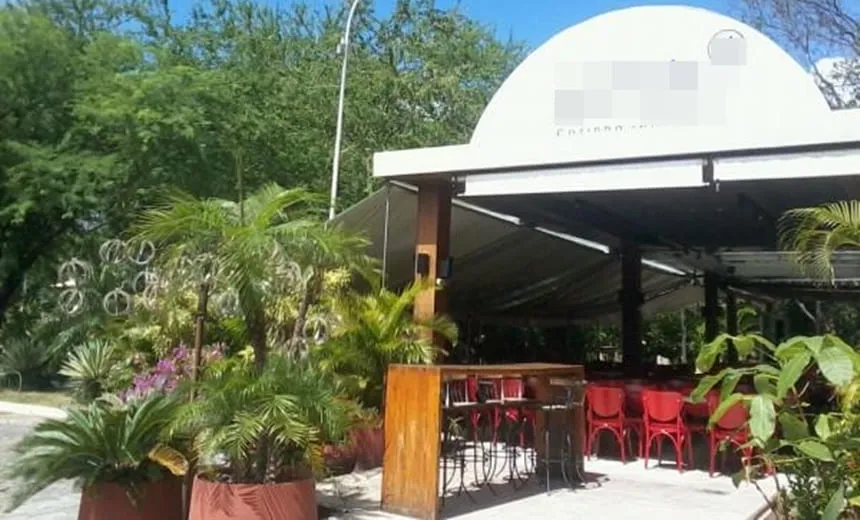 Durante briga, homem quebra garrafa no rosto de namorada em bar no Itaigara; assista