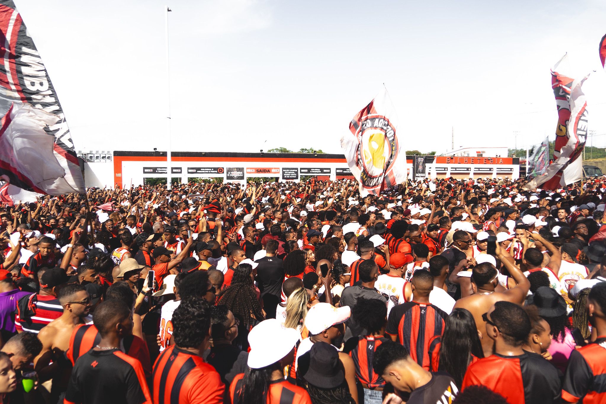 Torcedores do Vitória em frente ao Barradão | Foto: Yuri Couto/EC Vitória
