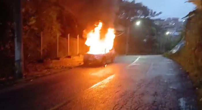 Carro pega fogo no Subúrbio de Salvador. Foto: Reprodução | Vídeo