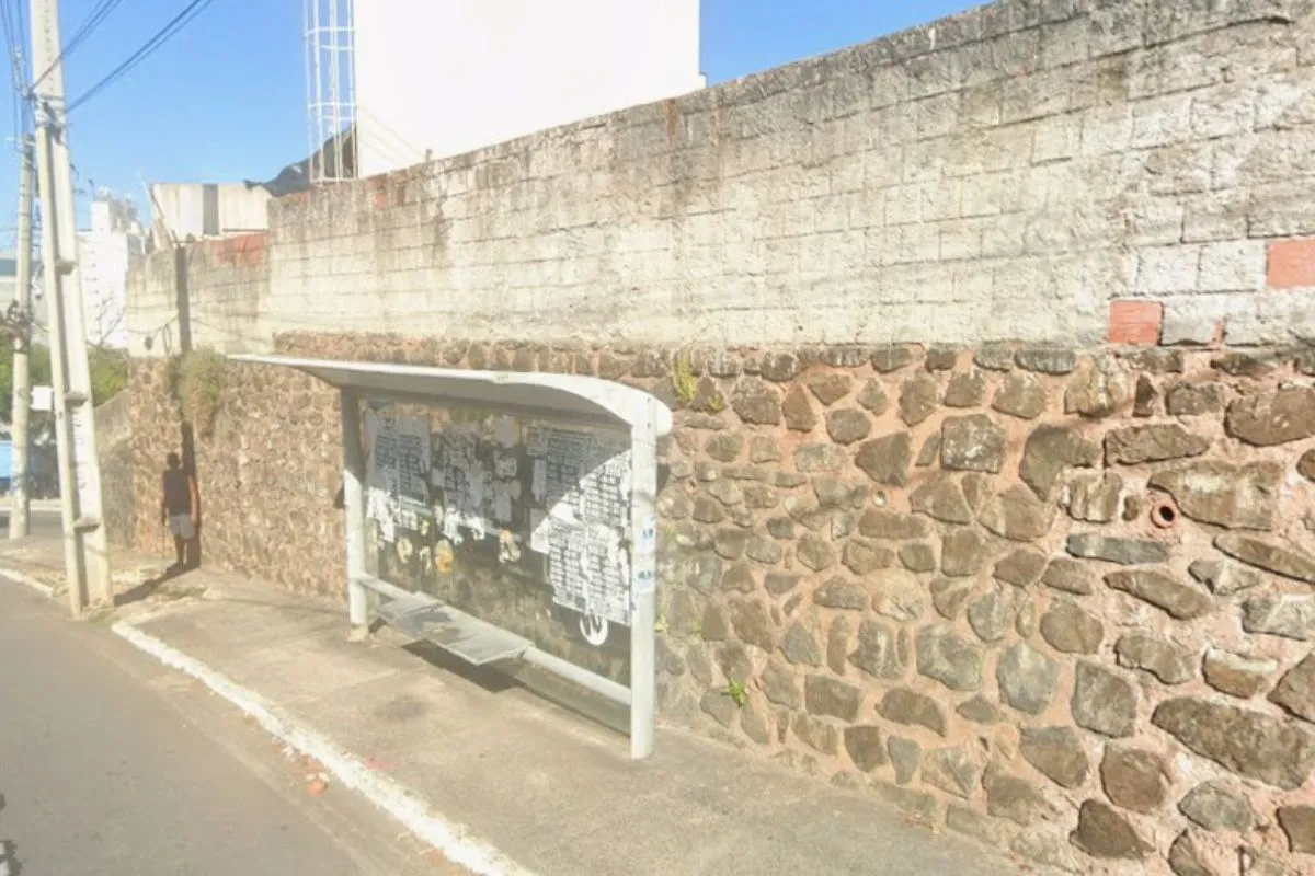 Abrigos de ônibus do Jardim Federação são substituídos após deterioração