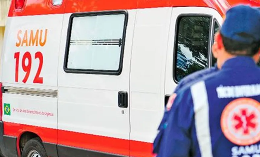 Motorista perde controle do carro e veículo colide contra poste, na Av.Orlando Gomes