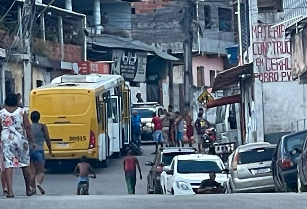 Motociclista fica gravemente ferido após bater em ônibus no Subúrbio de Salvador