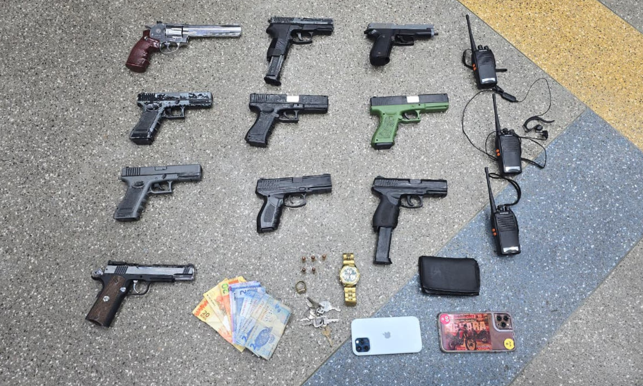 PM interrompe grava&ccedil;&atilde;o ap&oacute;s encontrar 'acess&oacute;rios do tr&aacute;fico' em Salvador.Foto: SSP-BA