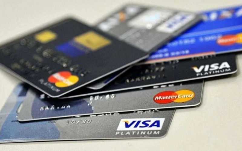 O cr&eacute;dito rotativo do cart&atilde;o de cr&eacute;dito pode ultrapassar 300% ao ano, o que faz dele uma das formas de financiamento mais caras do mundo, segundo dados do Banco Central do Brasil/Foto: Marcello Casal Jr/Ag&ecirc;ncia Brasil