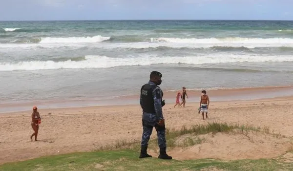 Populares são flagrados descumprindo isolamento social na praia de Stella Maris 