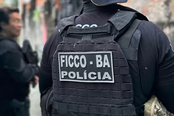PM apreende 22kg de droga e arma dentro de carro na Bahia