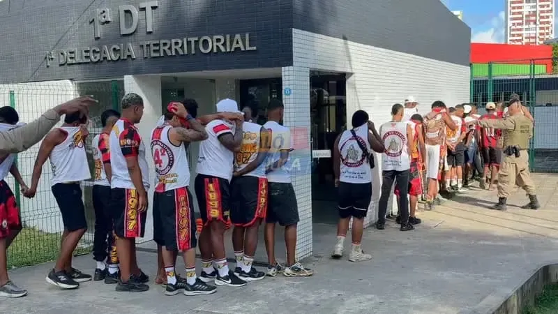Após morte de torcedor do Bahia, torcedores do Vitória são presos em Salvador