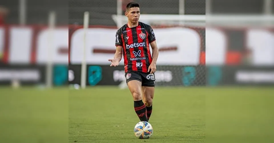 Brasileirão: com 'trauma cervical', Osvaldo desfalca o Vitória contra o Vasco neste domingo (12)