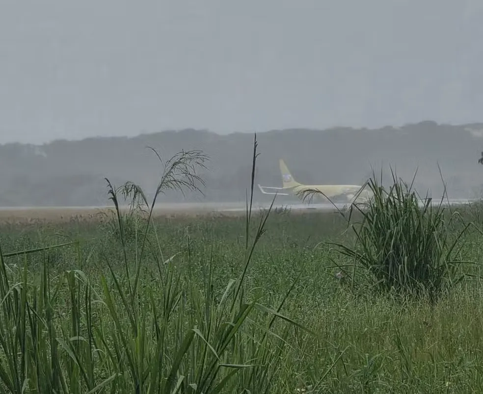 Avião cargueiro sai da pista após pouso no aeroporto de Salvador