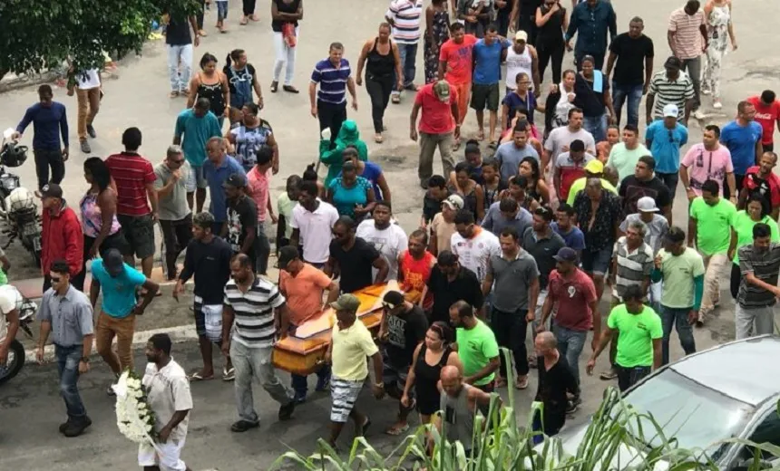 TRISTEZA: Motorista que foi torturado e morto é enterrado em Simões Filho