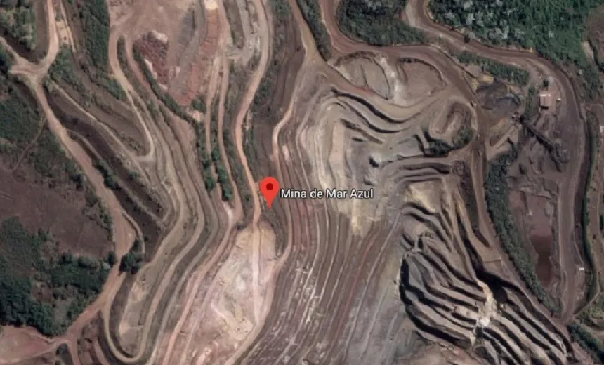 Moradores que vivem próximos à barragem em Nova Lima, MG, são retirados de casa