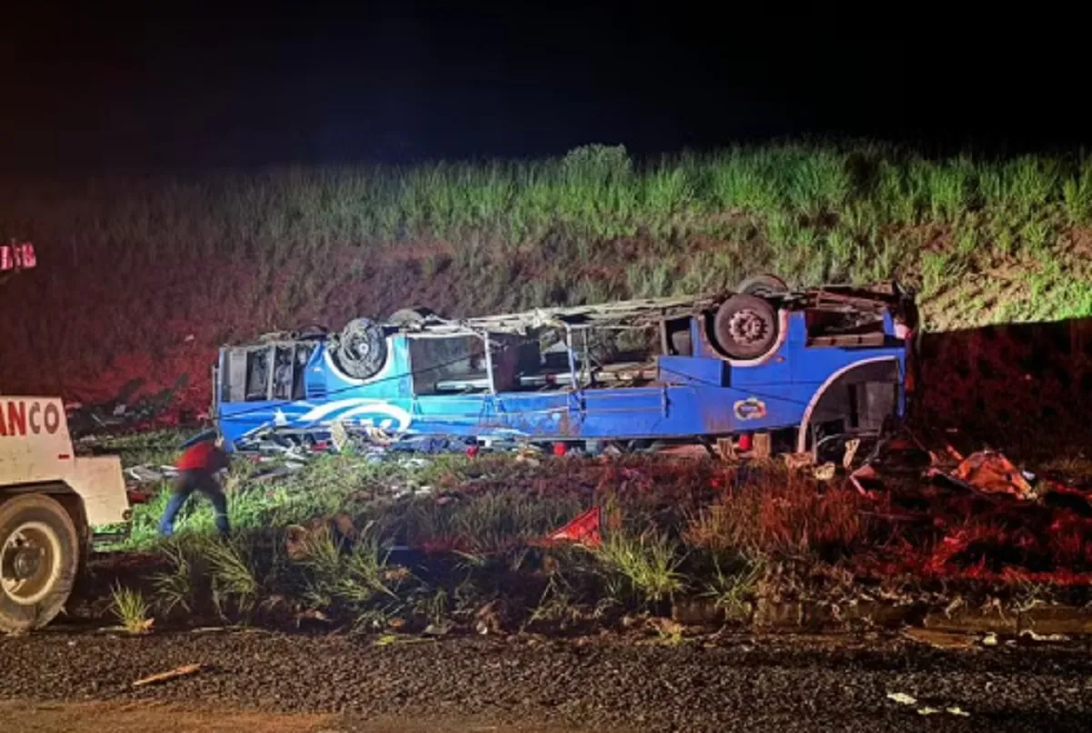 Ônibus com trabalhadores rurais tomba e deixa seis mortos, em São Paulo