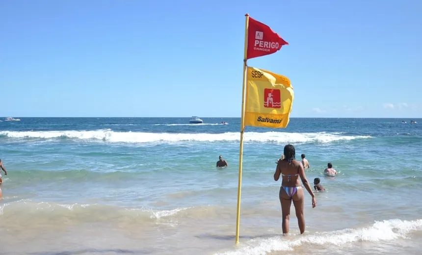 Adolescente de 17 anos morre afogado após ingerir bebida alcoólica na praia de Piatã