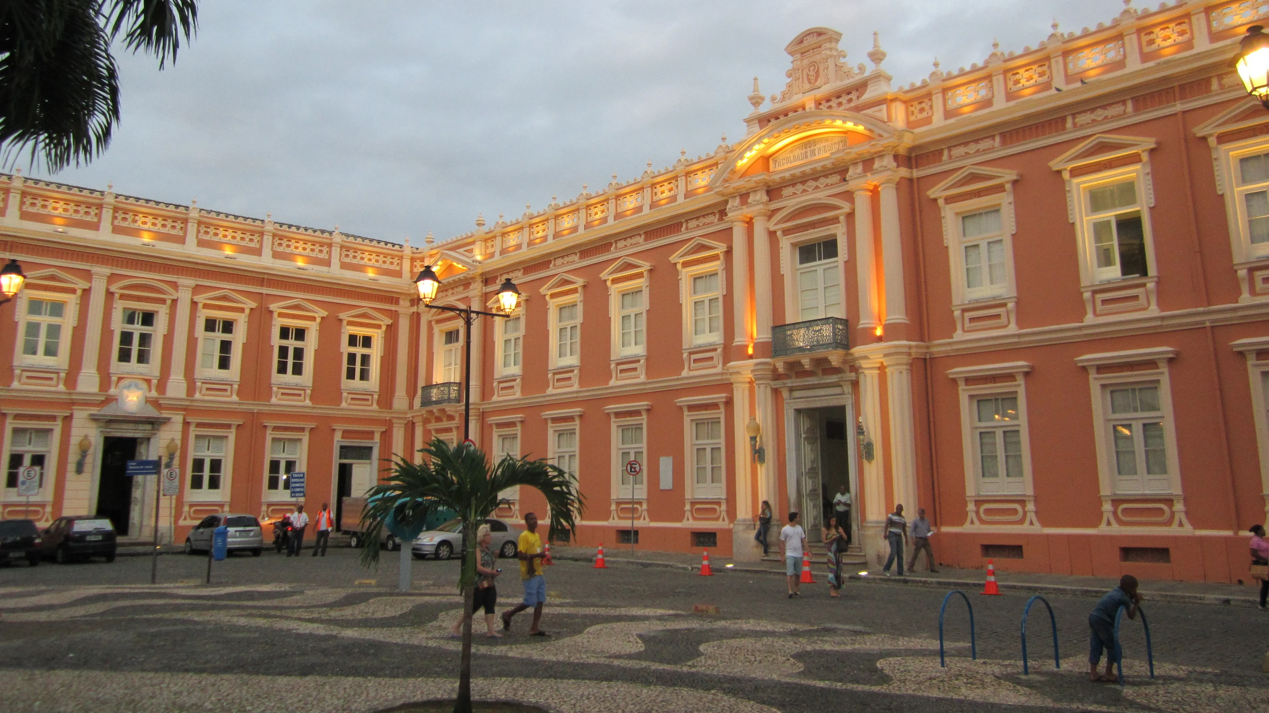 Jerônimo anuncia licitação para restaurar Faculdade de Medicina da Ufba