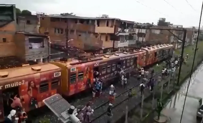 Trem sofre pane elétrico e passageiros se assustam com fumaça; assista