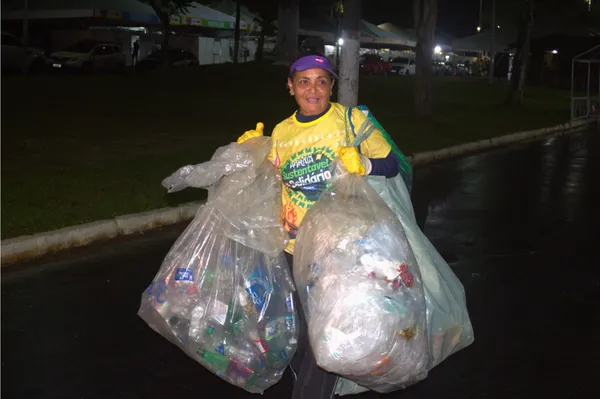 Catadora cadastrada no projeto Arraiá Sustentável e Solidário em Salvador. Foto: Divulgação / ASCOM CAMA