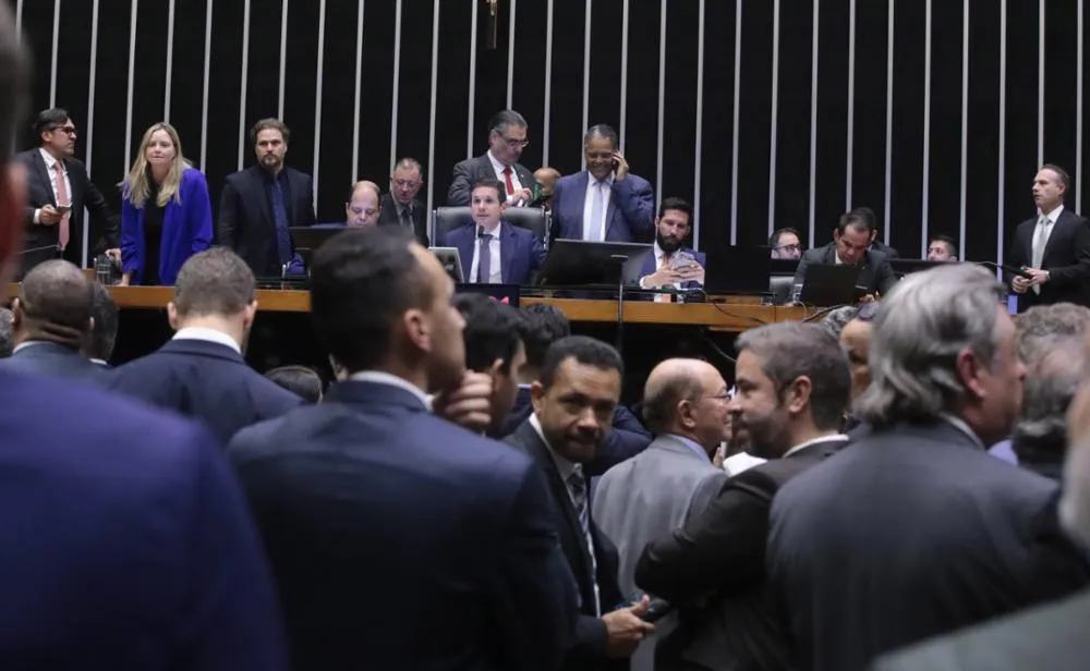 Mais deputados no Brasil? 97% dos parlamentares baianos aprovam medida