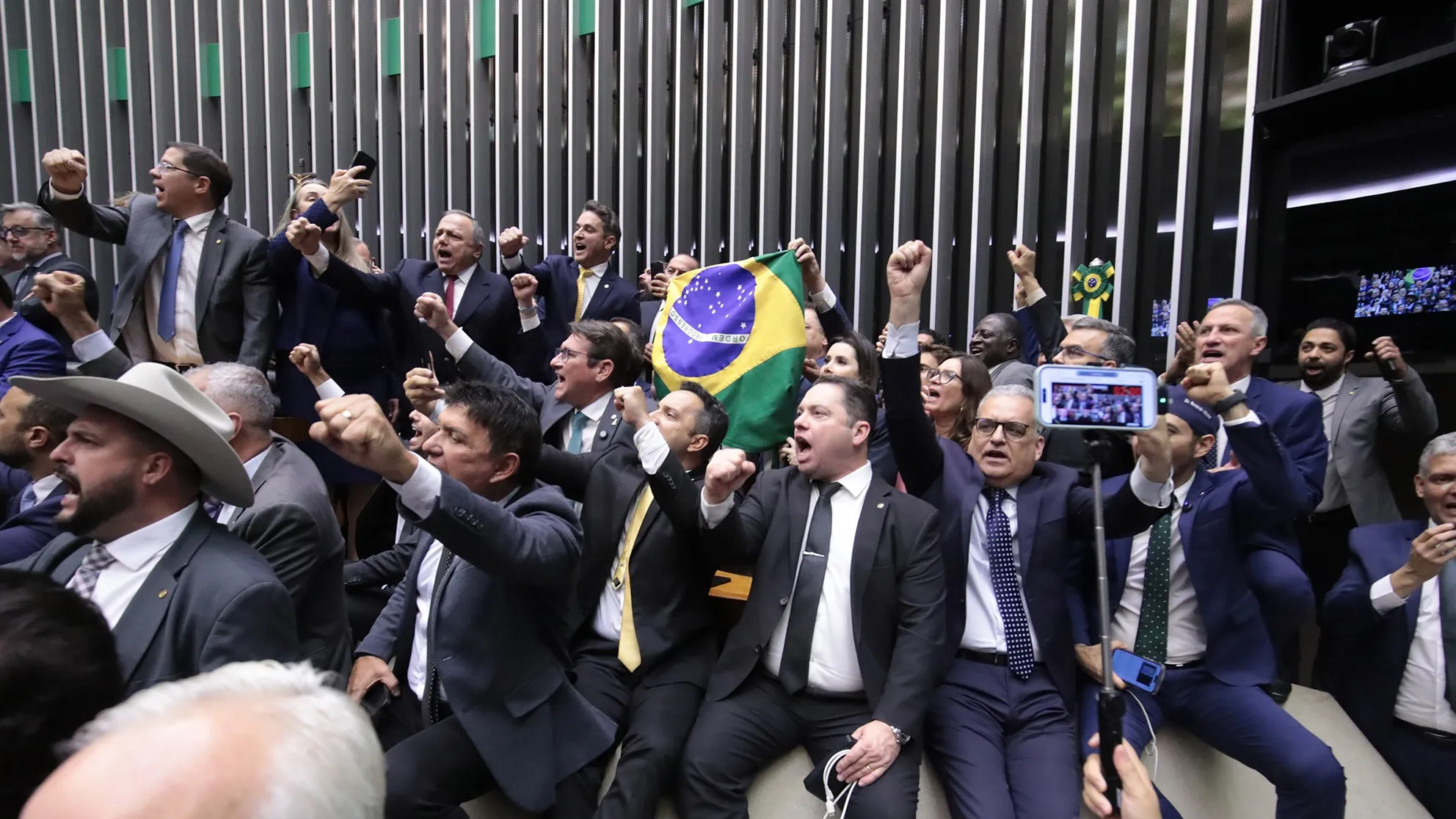 Urgência para votar anistia é aprovada com votos de 14 baianos; veja 